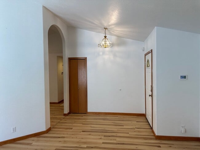 Building Photo - Beautifully updated 3 bedroom 2 bath house...