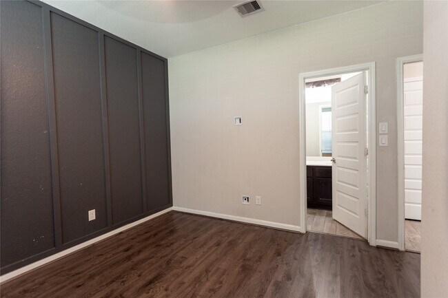 Building Photo - 5826 Euclid Loop