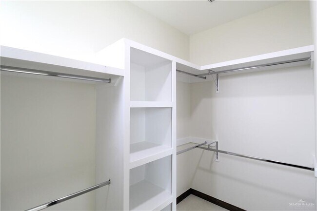 Building Photo - 1611 Oak Alley Dr
