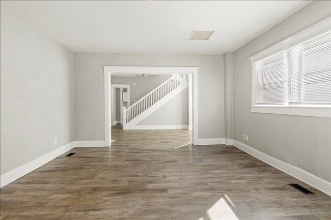 Building Photo - 617 N Parker Ave