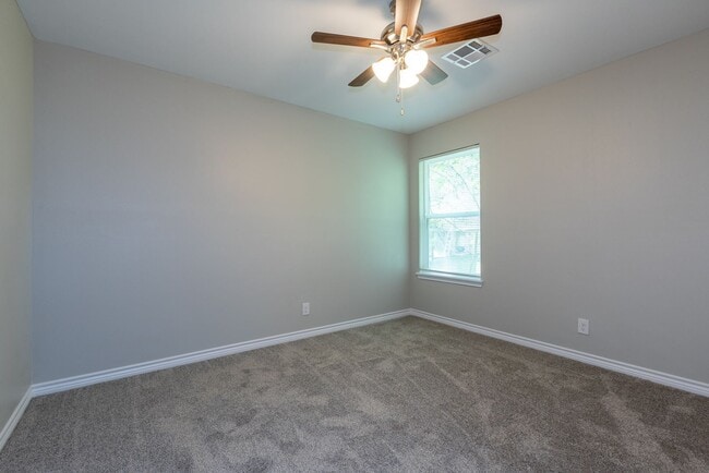 Building Photo - 4 Bedroom 2 Bath + Updated