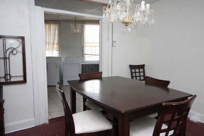 Building Photo - Spacious 5BD/1BA Remington Home w/ W/D! Available 8/14