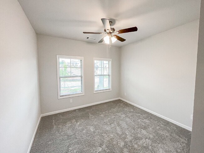 Building Photo - 4624 Silver Oak Dr SW