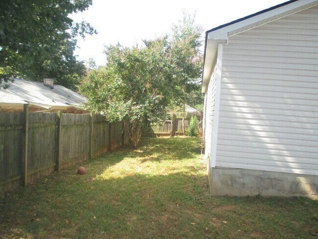 Building Photo - Ranch home minutes from uptown Charlotte