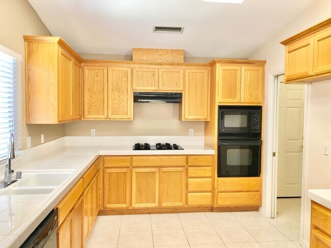 Building Photo - Light & Bright Single-Story Home in the Heart of Fallbrook, Complete with Private, Fully Fenced B...