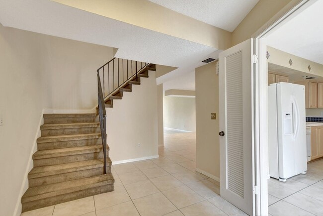 Building Photo - 6732 Canary Palm Cir