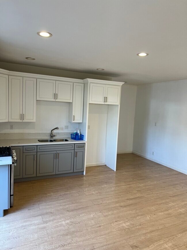 Building Photo - 318 S Chevy Chase Dr