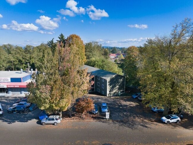 Building Photo - 1st Month FREE!!! 1 Bedroom minutes away from Downtown! Pets OK!