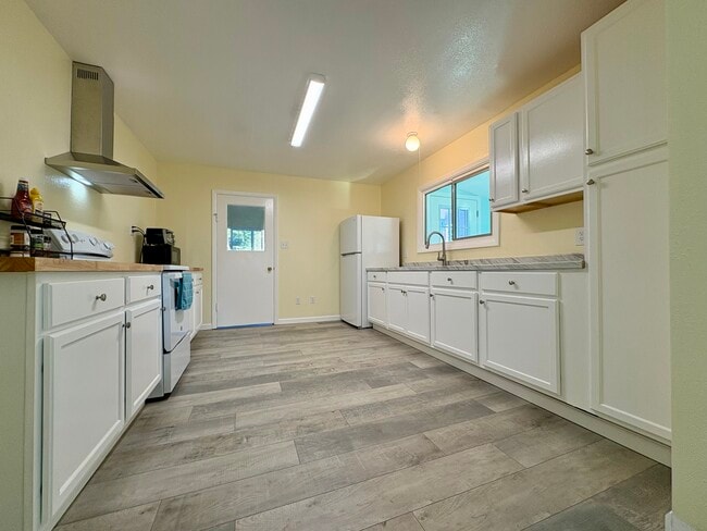 Building Photo - 620 Meadow Ln