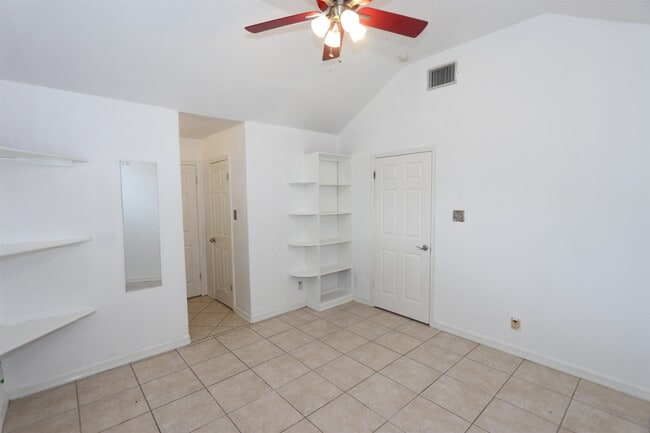 Building Photo - 609 St James Ct