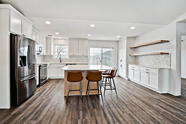 Building Photo - 902 SW Hopi Cir