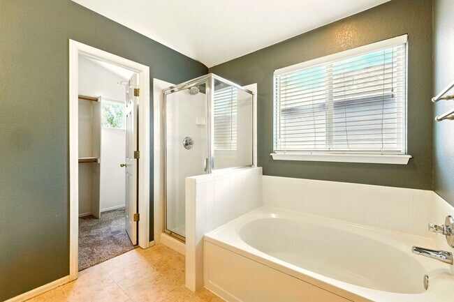 Building Photo - Amazing 3 Bed 4 Bath Highlands Ranch House...
