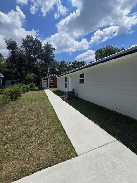 Walkway to laundry room - 1618 Fountain Ave