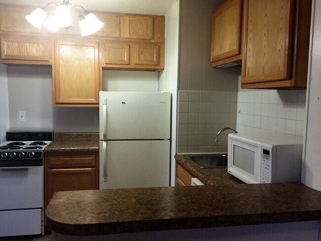 Building Photo - Private Entrance & Wood Floors!