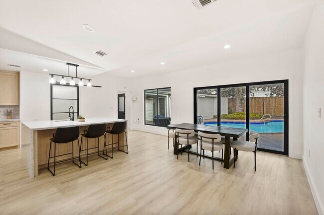 Building Photo - 3327 Freshmeadows Dr
