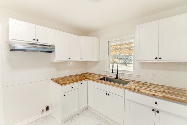 Building Photo - AVAILABLE JUNE 1st- 3 BEDROOM 2 BATHS