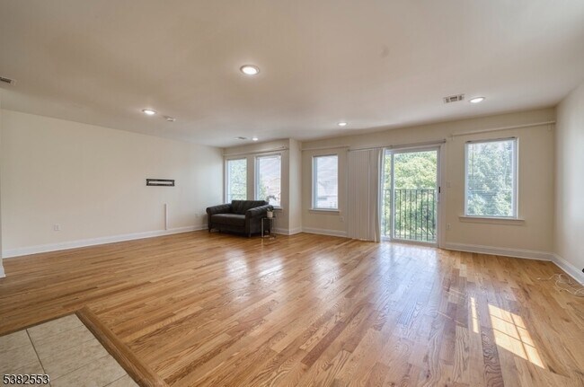 Building Photo - 573 S 18th St