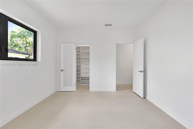Building Photo - 950 Bayamo Ave
