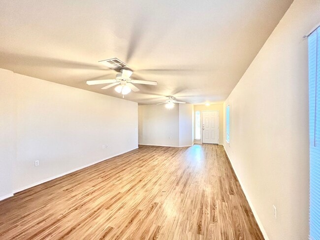 Building Photo - 4 bedroom, 2 bath, 1 story  home in Manor