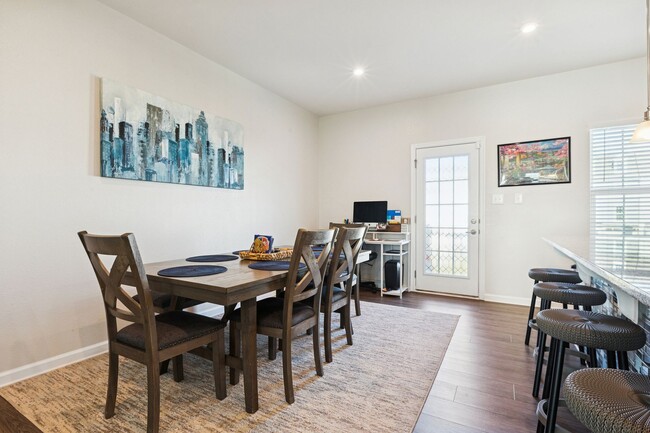 Building Photo - Chesapeake, 3 bedrooms, End Unit- Quick Mo...