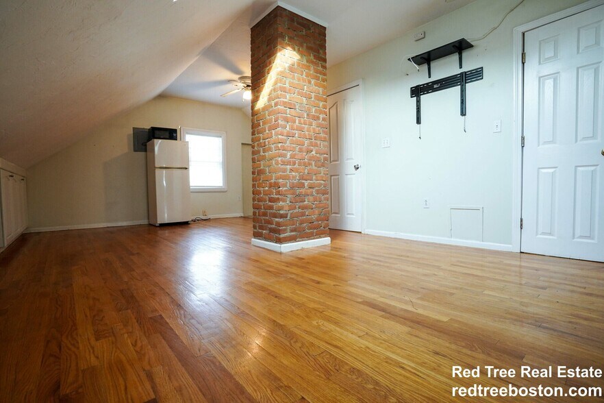 Building Photo - 24 Oak Square Ave