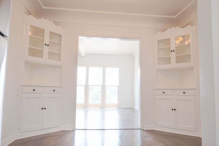 Building Photo - 3029 W Vernon Ave