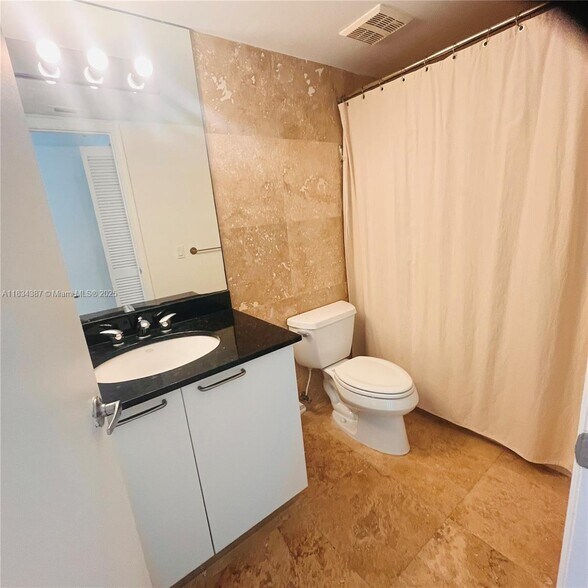 Bathroom - Master bathroom - 1650 Brickell Ave