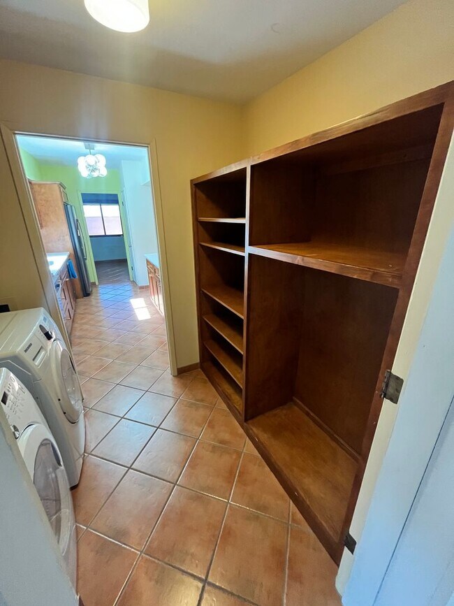 Building Photo - East- 3 bedroom/ 2 bathroom home with sparkling pool!