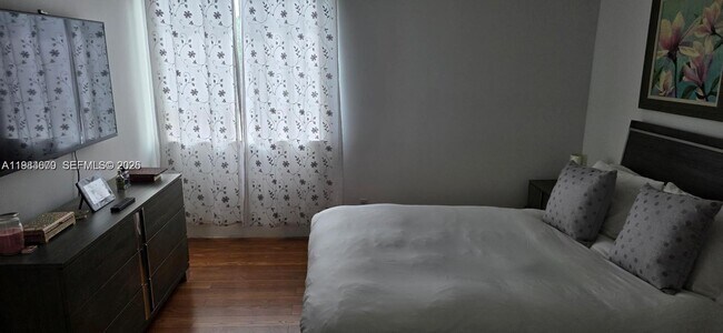 Building Photo - 21255 NE 8th Pl