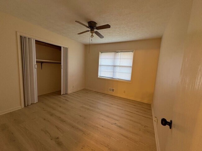 Building Photo - Welcome to this charming 3-bedroom, 2-bath...