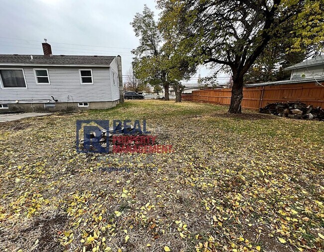 Building Photo - 4 bedroom 2 bath - 1 Car Detached Garage - Small dog negotiable