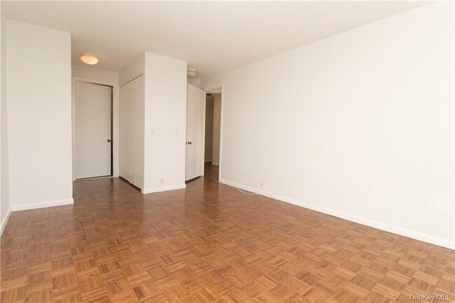 Building Photo - 35 N Chatsworth Ave