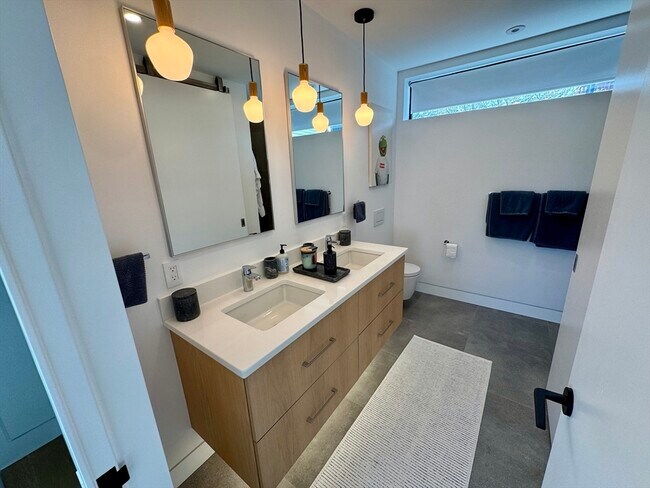 Building Photo - 22 Parker St