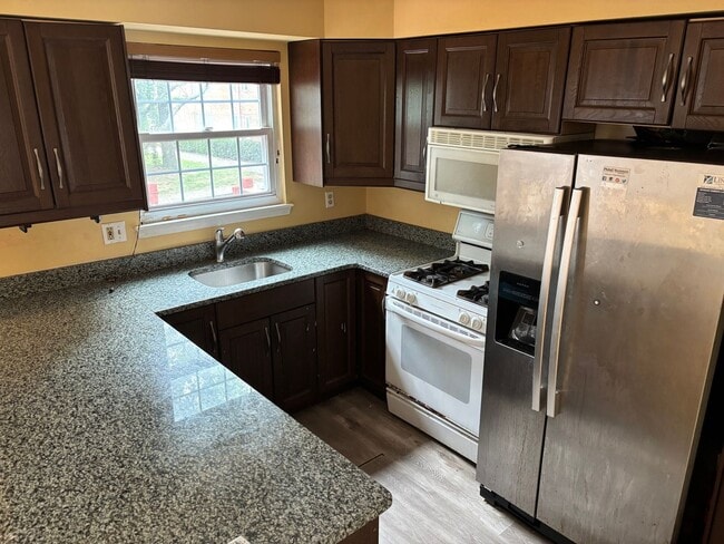 Building Photo - **NEW CARPETING** Abbey Lane Townhome 3 Beds 3 Baths!!