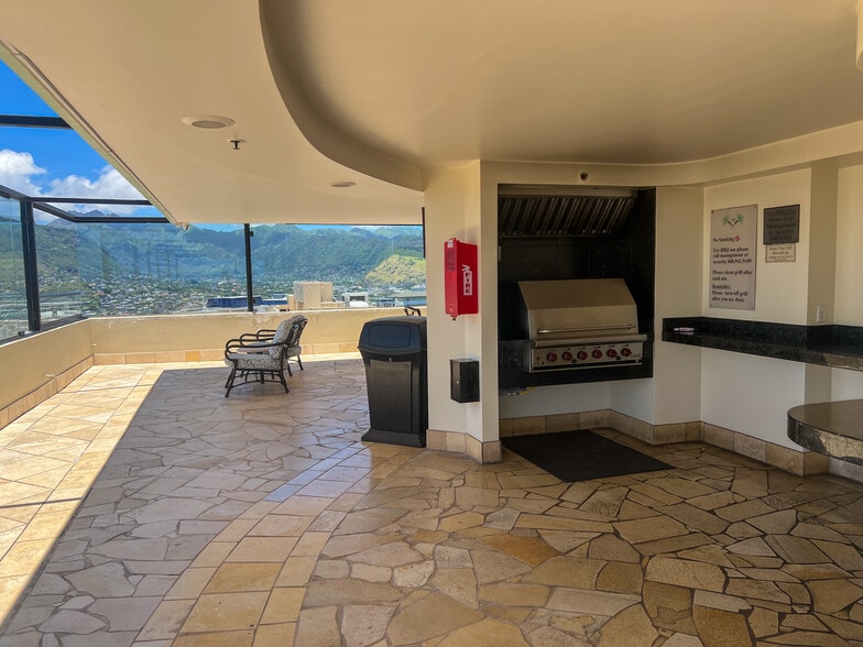 BBQ on roof - 343 Hobron Ln