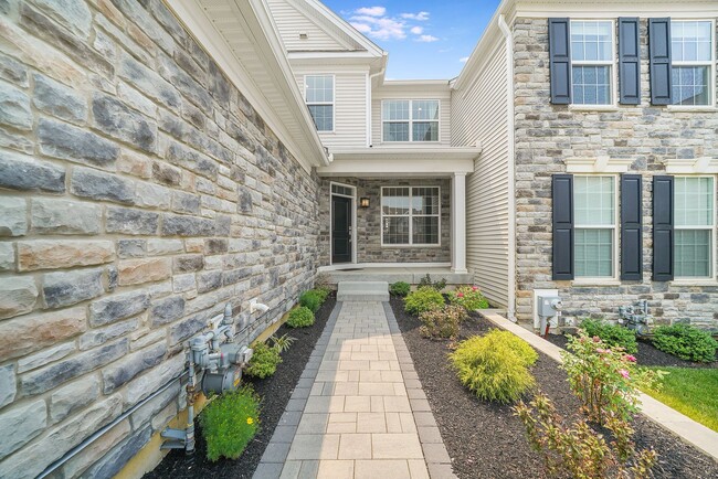 Building Photo - Luxury Fully Furnished 3 Bed 3.5 Bath Town...
