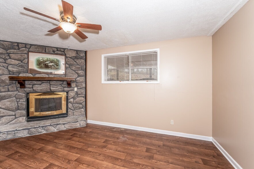 Building Photo - 5040 Loren Ln