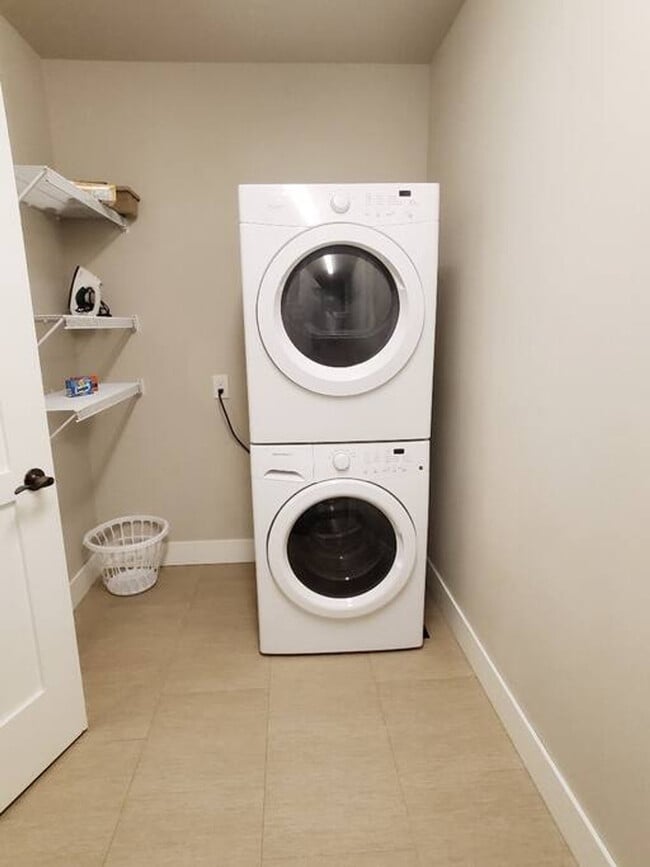 Building Photo - 1813 E Jarvis St