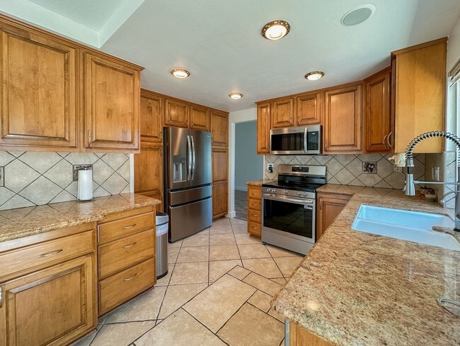 Building Photo - Stylish 4 Bedroom, 2 Bath Single-Story wit...