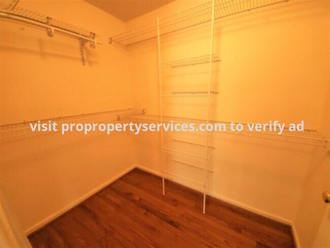 Building Photo - Beautiful Top Floor Garden Condo In Frederick
