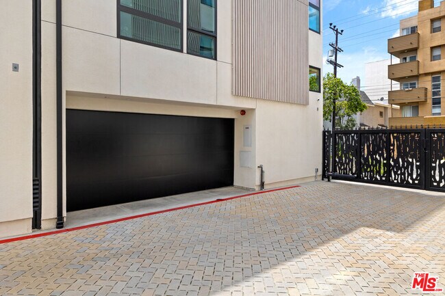 Building Photo - 1228 N Sycamore Ave