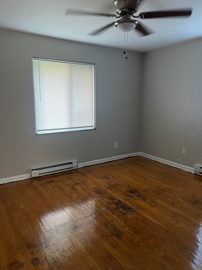 Building Photo - 6111 Laurel Hall Dr