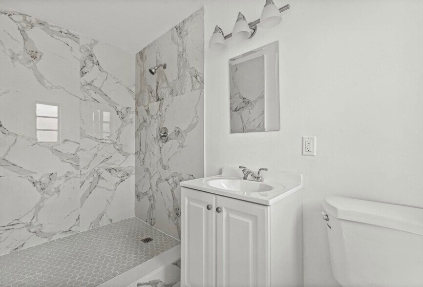 Building Photo - 230 SW 13th Ave