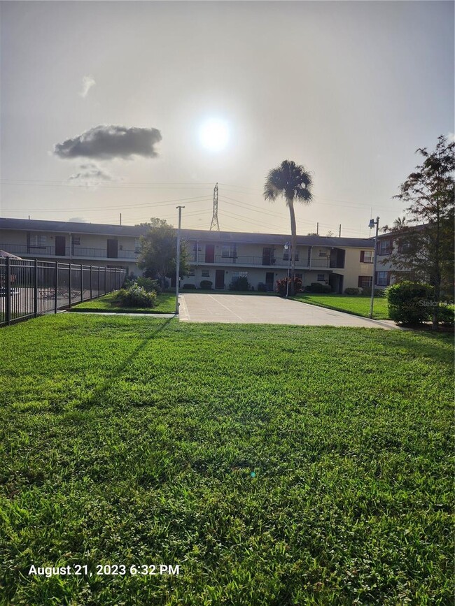 Beautiful courtyard - 5505 Hernandes Dr