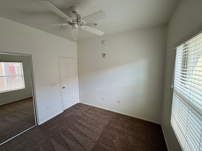 Building Photo - 4 Bedroom - 3.5 Bath Townhome in Gilbert