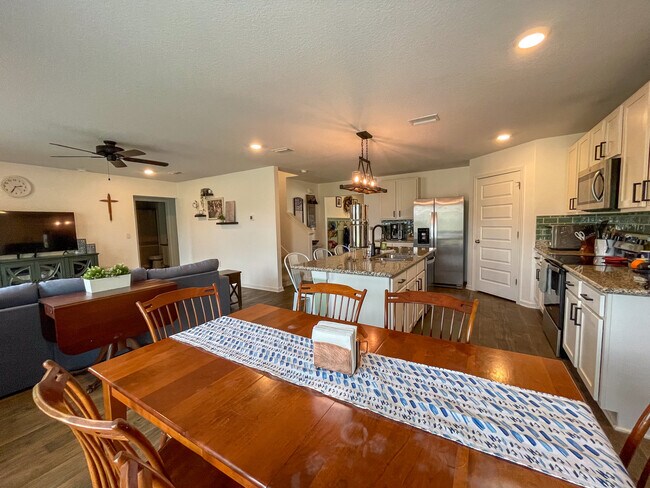 Building Photo - 5695 Guinevere Ln