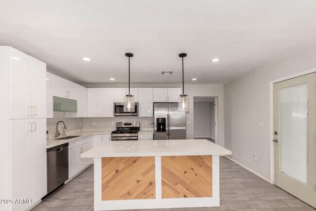 Building Photo - 2314 W Weldon Ave