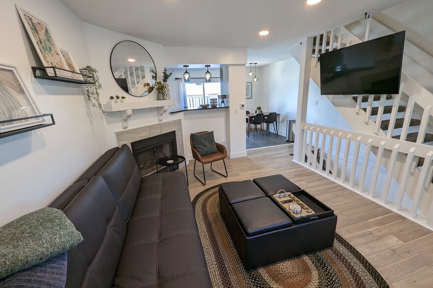 Building Photo - 7690 Barkwood Dr