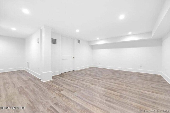 Building Photo - 2 Sound View Terrace