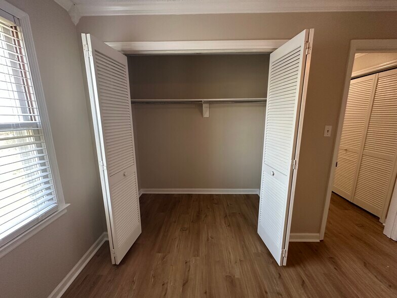 Building Photo - 2145 Westmead Dr SW
